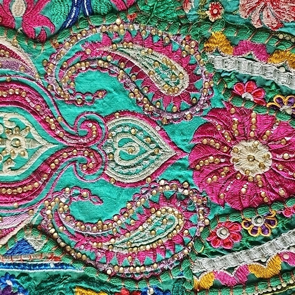 NWOT Beautiful hand embroidered table runner - Picture 3 of 6